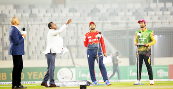 প্লে-অফের টিকিট পেতে ব্যাটিংয়ে ঢাকা, আজও নেই মাশরাফি