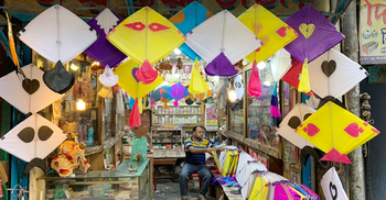 পুরান ঢাকার অলিগলিতে ঘুড়ি বেচাকেনার ধুম