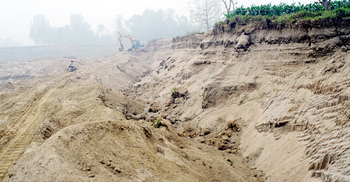 ধুনটে নদীর তীর কেটে আওয়ামী লীগ নেতার মাটি বাণিজ্য