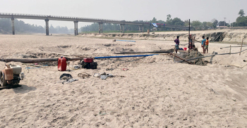 উপহারের ঘর নির্মাণে নদী থেকে বালু উত্তোলন, ঝুঁকিতে সেতু