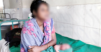 বাঁশ বাগানেই ফুটফুটে সন্তান জন্ম দিলেন মানসিক ভারসাম্যহীন মা