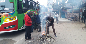 দিনাজপুরে ৮ ডিগ্রি তাপমাত্রা, আগুন পোহাচ্ছেন শ্রমিক-দিনমজুররা