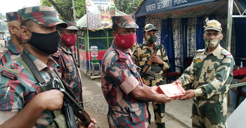 বাংলা নববর্ষে বিএসএফকে বিজিবির মিষ্টি উপহার