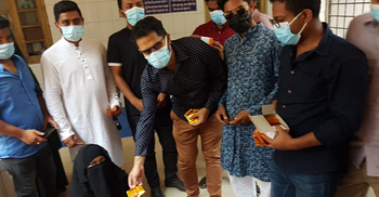 ডায়রিয়া রোগীদের পাশে দাঁড়াল ছাত্রলীগ