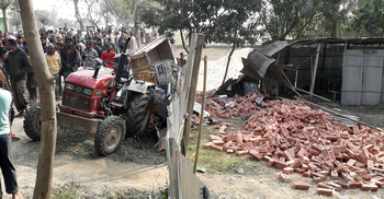 কোচিং সেন্টারে ট্রাক্টর ঢুকে ৮ ছাত্র আহত, সড়ক অবরোধ