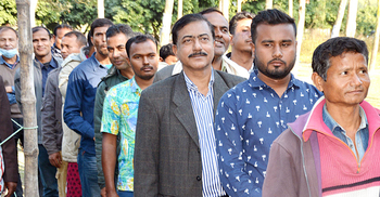 লাইনে দাঁড়িয়ে ভোট দিলেন এমপি গোপাল
