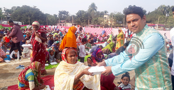 ৭ শতাধিক ভিক্ষুক-প্রতিবন্ধীকে খাওয়ালেন মুদিদোকানি