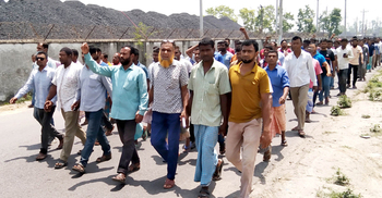 দিনাজপুরে বকেয়া বেতনের দাবিতে কয়লাখনি শ্রমিকদের বিক্ষোভ