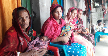 একসঙ্গে চার সন্তানের জন্ম, দুধ কিনতে দ্বারে দ্বারে বাবা