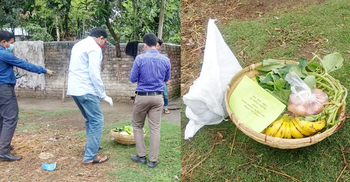 শাক-সবজি কিনে করোনা আক্রান্তদের ঘরে পৌঁছে দিচ্ছে প্রশাসন