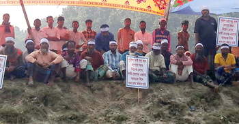 বাঁধ নির্মাণের প্রতিবাদে এলাকাবাসীর অনশন, এক কৃষকের মৃত্যু