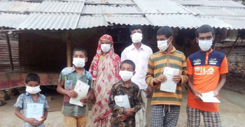 প্রতিবন্ধী ৫ ছেলেকে নিয়ে অকূল পাথারে বাবা-মা