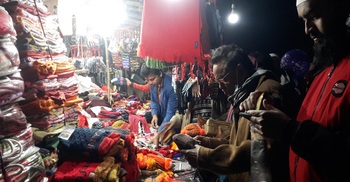 দিনাজপুরে বেড়েছে শীতের তীব্রতা, গরম কাপড় কেনার ধুম