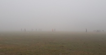 কুয়াশায় মোড়ানো সকাল জানান দিচ্ছে শীতের