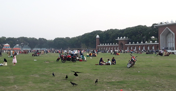 উপমহাদেশের সবচেয়ে বড় ঈদগাহ-মিনারে মানুষের ভিড়