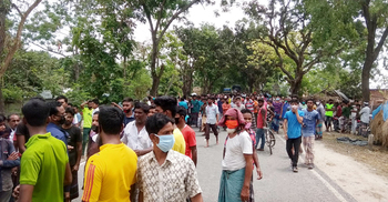 ত্রাণের দাবিতে দিনাজপুর-রংপুর মহাসড়ক অবরোধ