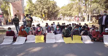 পরীক্ষার দাবিতে হাবিপ্রবি শিক্ষার্থীদের মহাসড়ক অবরোধ