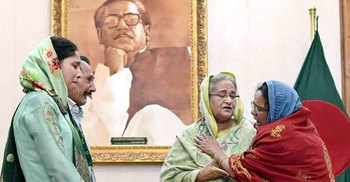 প্রধানমন্ত্রীকে জড়িয়ে ধরে কাঁদলেন মিল্টনের মা