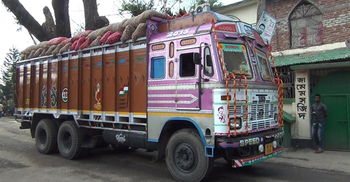 হিলি দিয়ে ঢুকল ভারতীয় পেঁয়াজের প্রথম চালান
