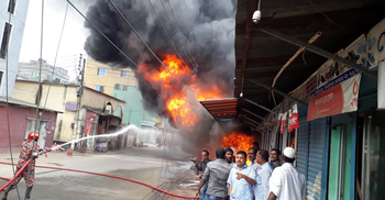 রেইনবো সুপার মার্কেটে আগুন