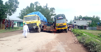 গর্তে আটকে গেল ২ ট্রাক, দিনাজপুর-ঢাকা মহাসড়কে যান চলাচল বন্ধ