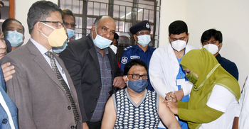 দিনাজপুরে প্রথম ভ্যাকসিন নিলেন হুইপ ইকবালুর রহিম