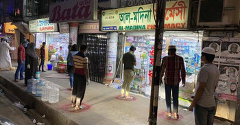 কেনাকাটায় নিরাপদ দূরত্ব নিশ্চিতে লালবৃত্ত এঁকে দিচ্ছে ডিএমপি