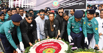 ভাষাশহীদদের প্রতি ডিএমপি কমিশনারের শ্রদ্ধা