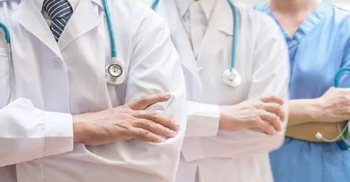 নারী চিকিৎসককে বাড়ি থেকে বের করে দিলেন মালিক