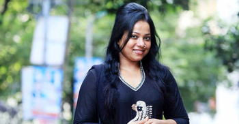 প্রচণ্ড শীতে মঞ্চ মাতালেন ডলি সায়ন্তনী