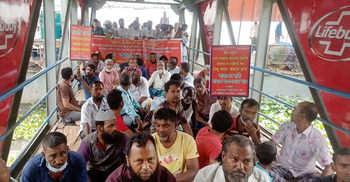 ৫ রুটে লঞ্চ চালুর দাবিতে নারায়ণগঞ্জে অবস্থান ধর্মঘট