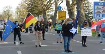 Hundreds protest against lockdown at Polish-German border