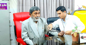 রঙিন চেয়ারে বসিয়ে মুক্তিযোদ্ধাদের চিকিৎসা দেন ডাক্তার সায়েমুল