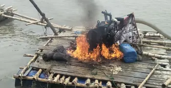 অবৈধ বালু উত্তোলনের ড্রেজার পুড়িয়ে দিলেন ইউএনও