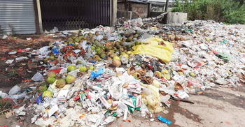 কর বকেয়ায় হাসপাতালের বর্জ্য নেওয়া বন্ধ, রাস্তা যেন ভাগাড়