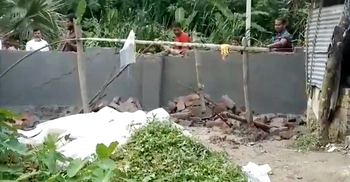 সরকারি রাস্তায় প্রাচীর: এবার অভিযোগকারীদের নামে মামলা