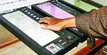 পটুয়াখালীতে ইভিএম ছিনতাই, পুলিশের টিয়ার শেল নিক্ষেপ