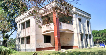 ১৩ বছর ধরে অকেজো ৩৭ লাখ টাকার ভবন