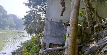 হঠাৎ দেবে গেছে ২৫ বাড়ি, ভাঙন আতঙ্কে কুমারপাড়ের বাসিন্দারা