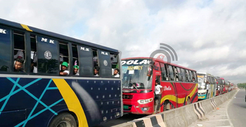 বাসেও আসছেন মানুষ, পদ্মা সেতুর অ্যাপ্রোচ সড়কে দীর্ঘসারি