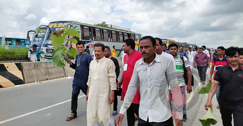 সড়কে ১০ কিলোমিটার যানজট, হেঁটে সভামুখী মানুষ