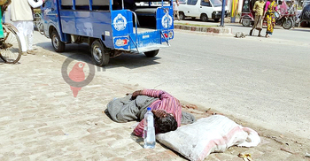 ফরিদপুরে রোগীকে রাস্তায় রেখে গেলেন হাসপাতালের আয়া
