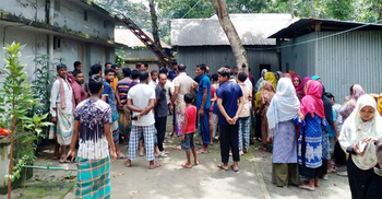 হাতুড়ি দিয়ে পিটিয়ে স্ত্রীকে হত্যার পর প্রতিবেশীকে জানান স্বামী