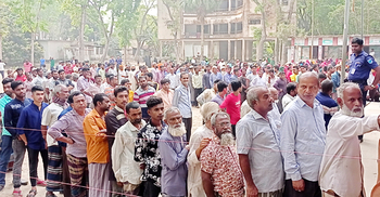 ভোটকেন্দ্রে উপচেপড়া ভিড়, ইভিএমে ধীরগতিতে ভোগান্তি