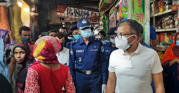 ফরিদপুরে মার্কেটে উপচেপড়া ভিড়, সামলাতে মাঠে পুলিশ সুপার
