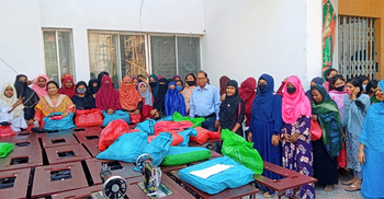 ফরিদপুরে ৫০ যৌনকর্মী পেলেন সেলাই মেশিন