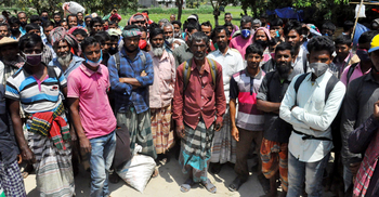আটকেপড়া দিনমজুরদের খাবার দিয়ে বাড়ি পাঠালেন এমপি