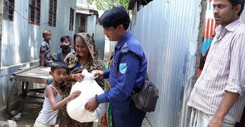 দুদিনের বেতনের টাকা একত্রিত করে অসহায়দের খাবার দিচ্ছে পুলিশ