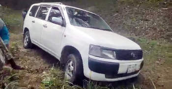 সড়কের পাশের খাদে পড়েছিল ১০ লাখ টাকার গাড়ি