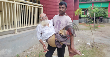 নাতির কোলে চড়ে ভোট দিলেন দাদা